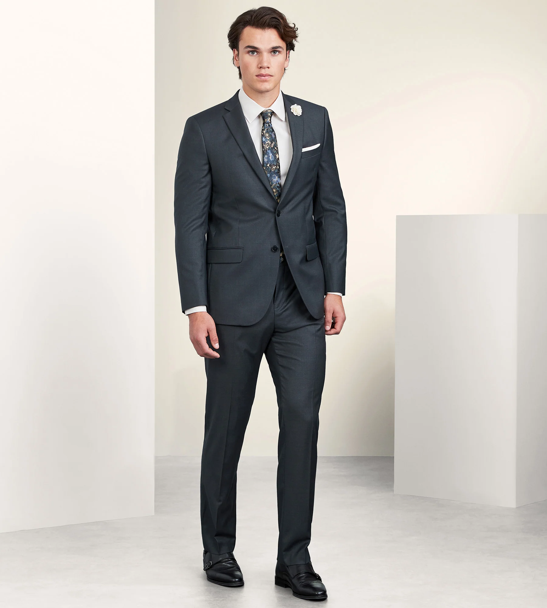 Modern Fit Solid Suit